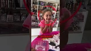Cette fille a gagné beaucoup de maquillage dans ce magasin ????